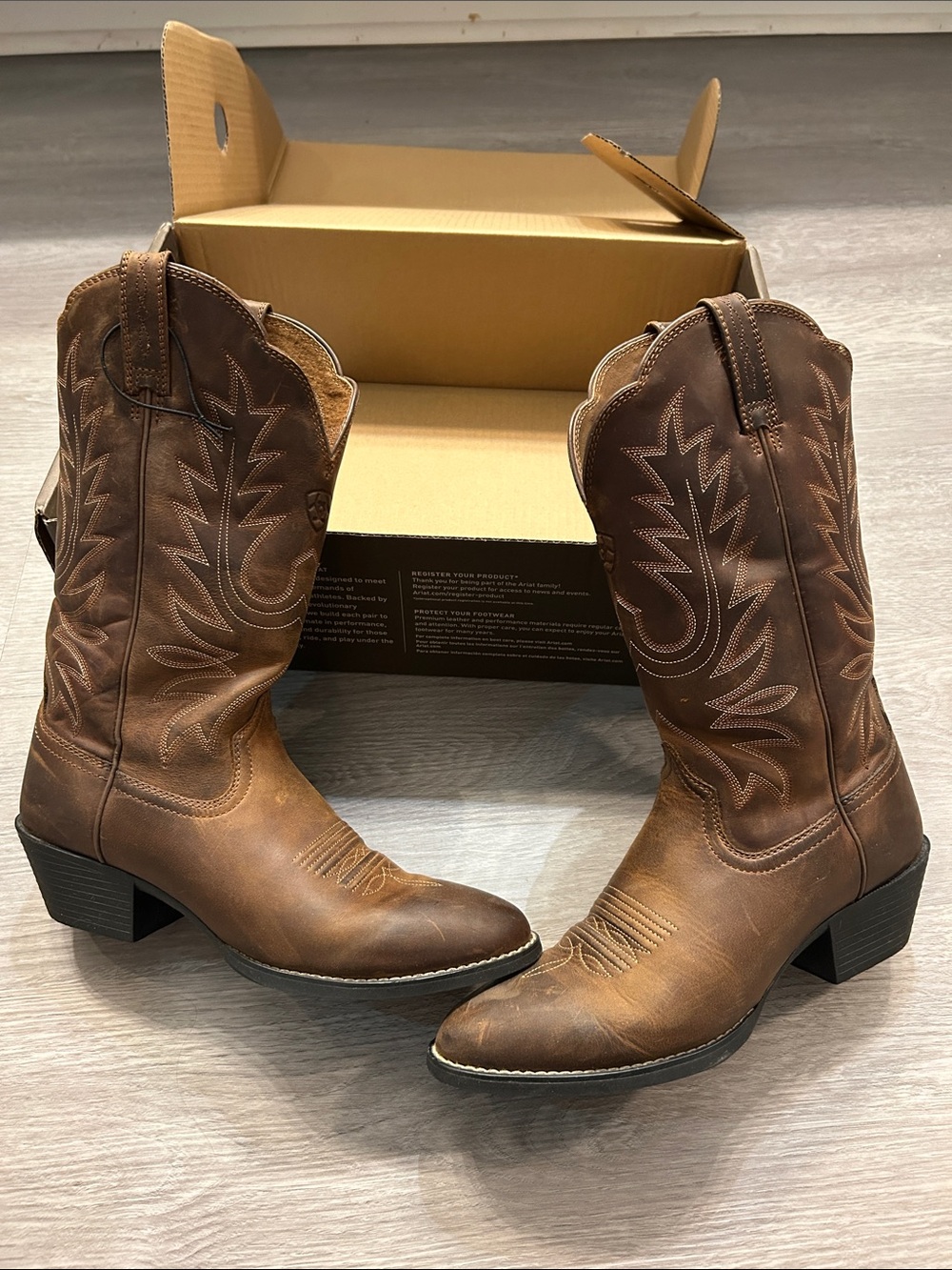 NWT- Women’s Ariat Heritage Western Cowboy Boots - Classic Leather size 7 Medium